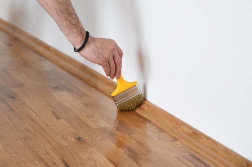 Lakkaaminen: Lakkaa aluksi lattian reunat lakalle sopivalla pensselillä. Lattian keskikohta on helpointa lakata jatkovarteen kiinnitetyllä telalla. Lakkaaminen: Lakkaa aluksi lattian reunat lakalle sopivalla pensselillä. Lattian keskikohta on helpointa lakata jatkovarteen kiinnitetyllä telalla.